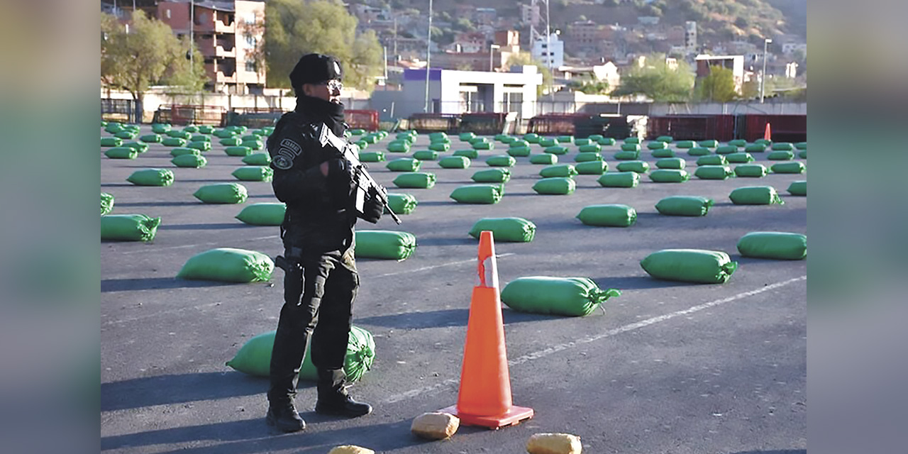 FELCN presentó las 24 mil libras de coca peruana secuestrada en Sacaba. | Foto: ABI