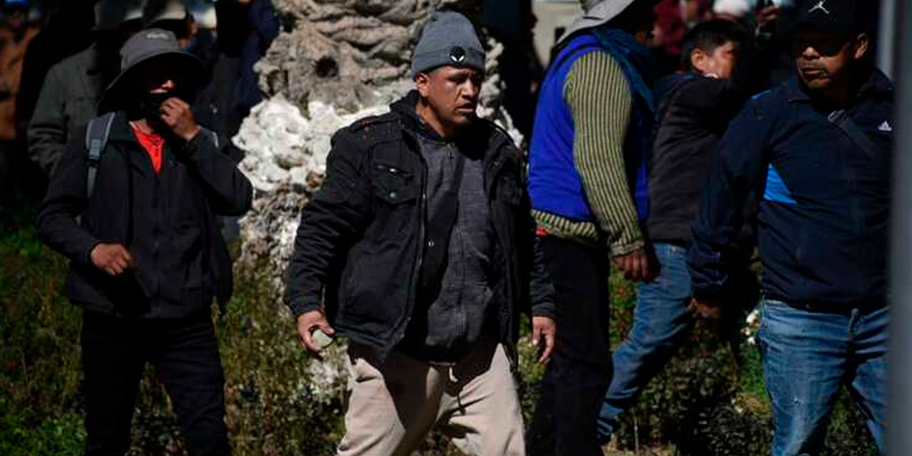 Evistas agreden en la Plaza Abaroa. Foto: Gustavo Ticona