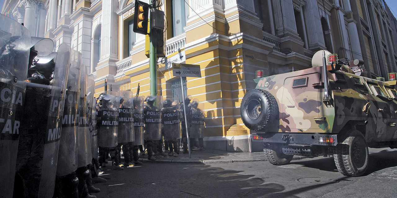 Tropas de militares y tanquetas con ametralladoras movilizadas en la plaza Murillo, el miércoles 26 de junio.