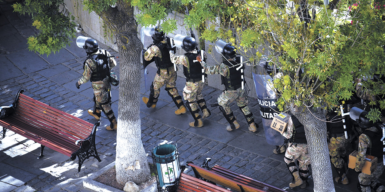 Efectivos militares en avanzada y toma de la plaza Murillo, el miércoles 26 de junio.