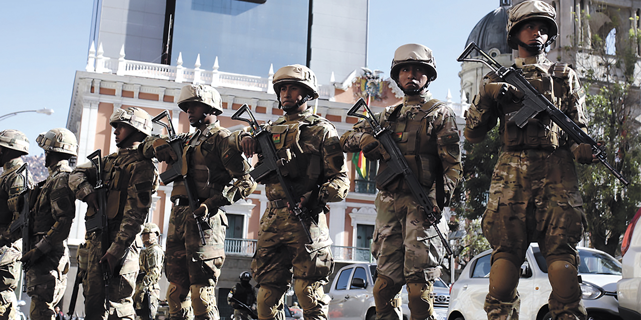 Soldados durante el golpe de Estado fallido, el miércoles 26 de junio.