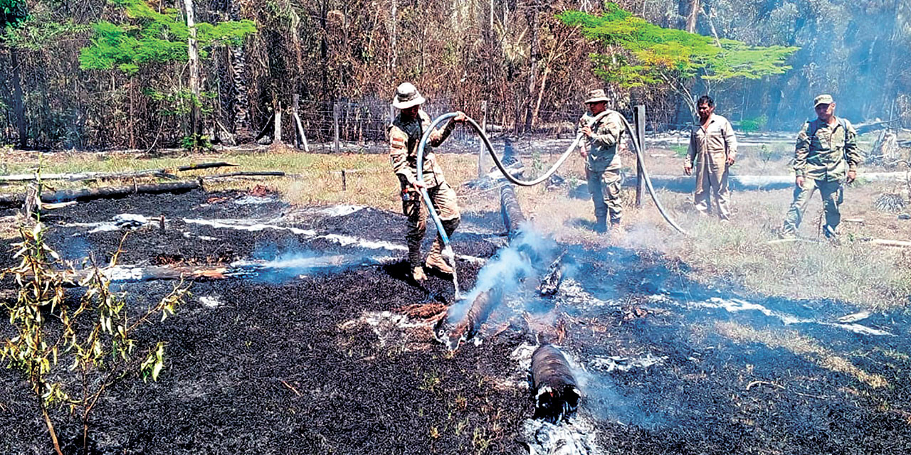 Bomberos forestales combaten los focos de calor en el departamento de Santa Cruz . Foto:  MMAyA