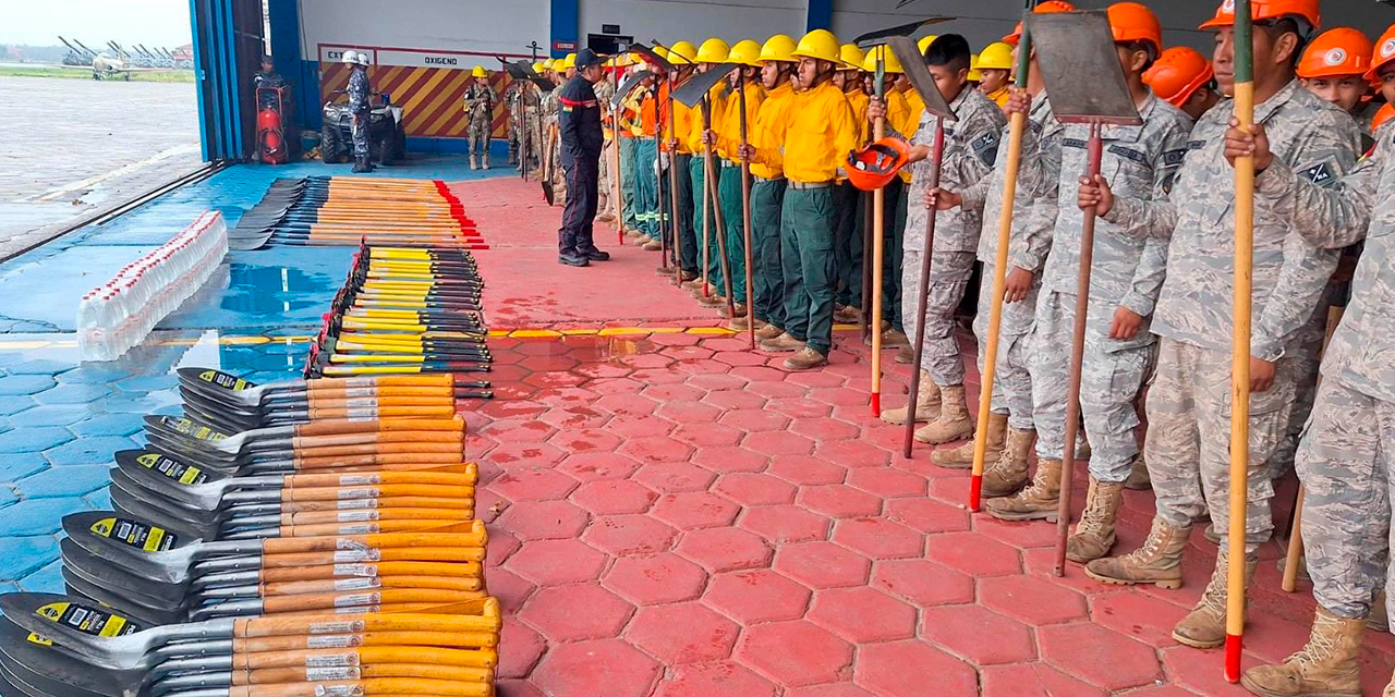 Bomberos forestales de las Fuerzas Armadas listos para enfrentar los incendios. Foto:  PRESIDENCIA