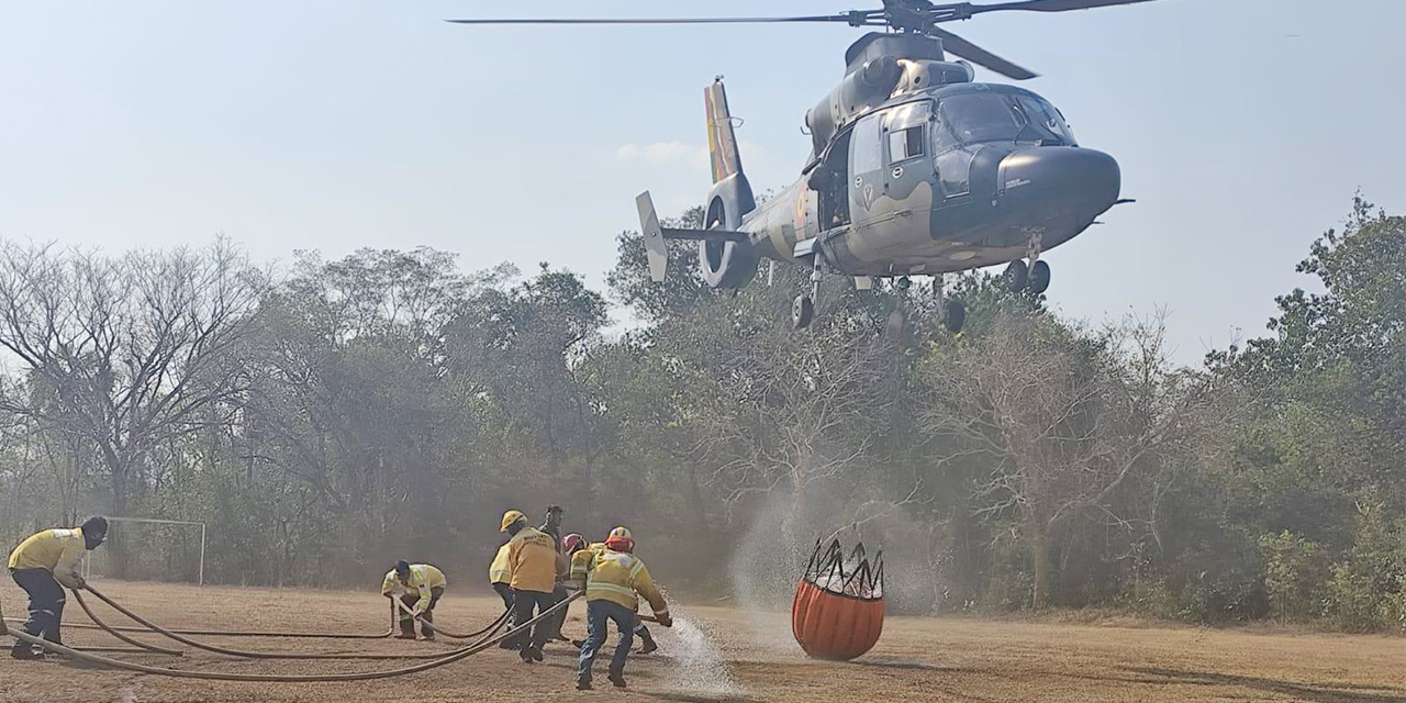 Cerca de 500 bomberos forestales de las FFAA combaten los incendios en Santa Cruz