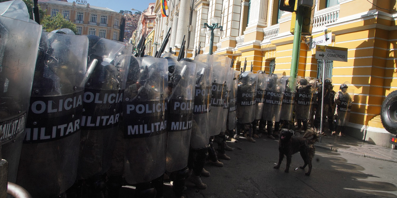 Efectivos militares tomaron la plaza Murillo de la sede gobierno el 26 de junio en un intento de golpe de Estado. Foto: Jorge Mamani