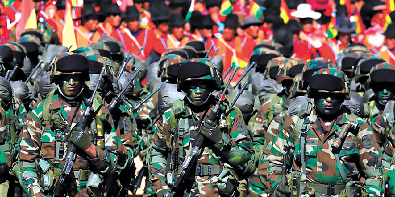 Efectivos militares en el festejo a las Fuerzas Armadas de Bolivia. Foto: Archivo