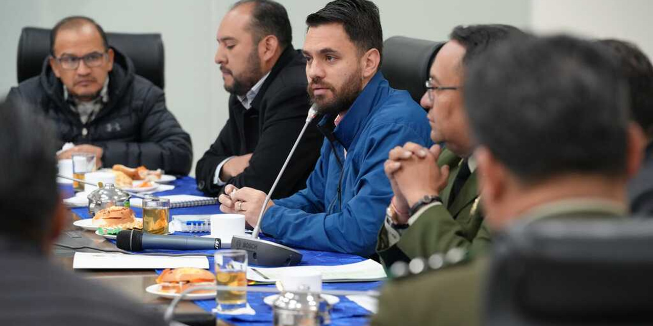 La reunión de Del Castillo con la prensa, este viernes en BOL-110. Foto: Facebook