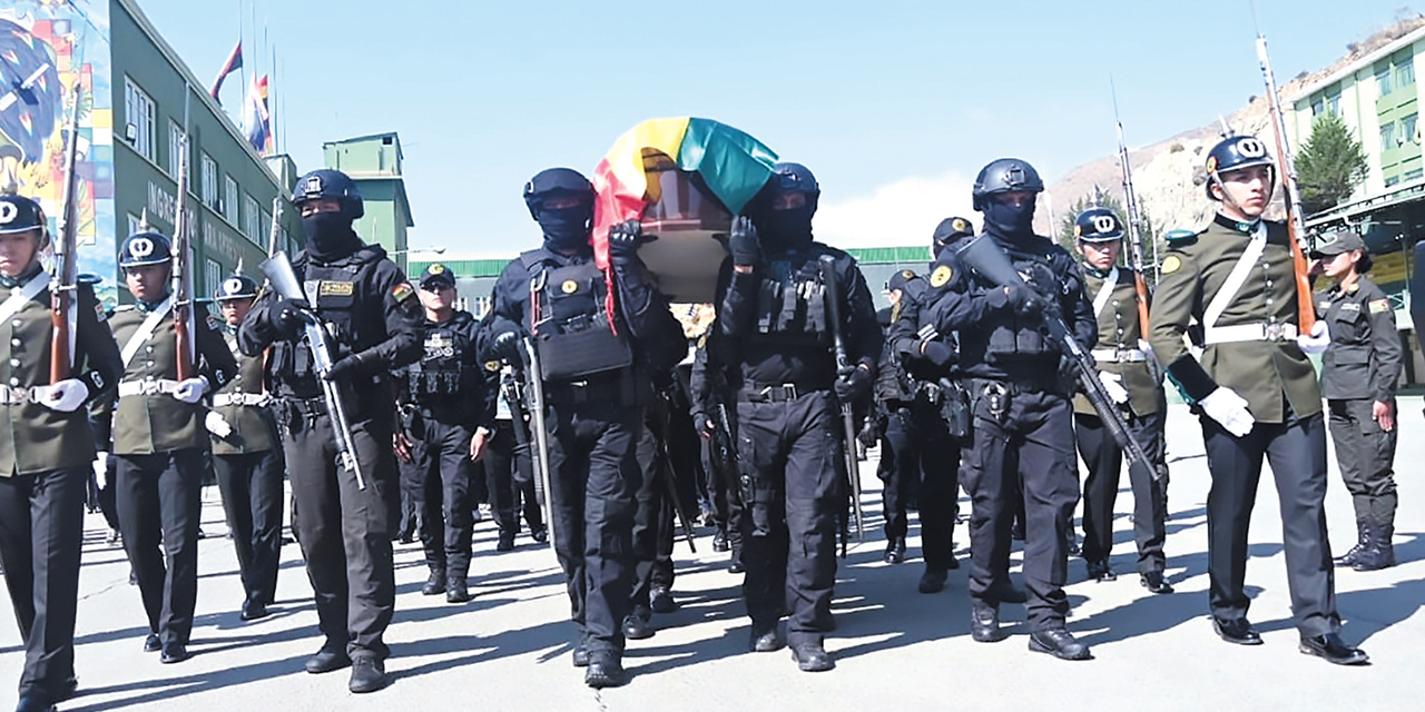 Exequias del subteniente Fabricio Reynoso en la Academia de Policías, en La Paz. Foto: Gobierno