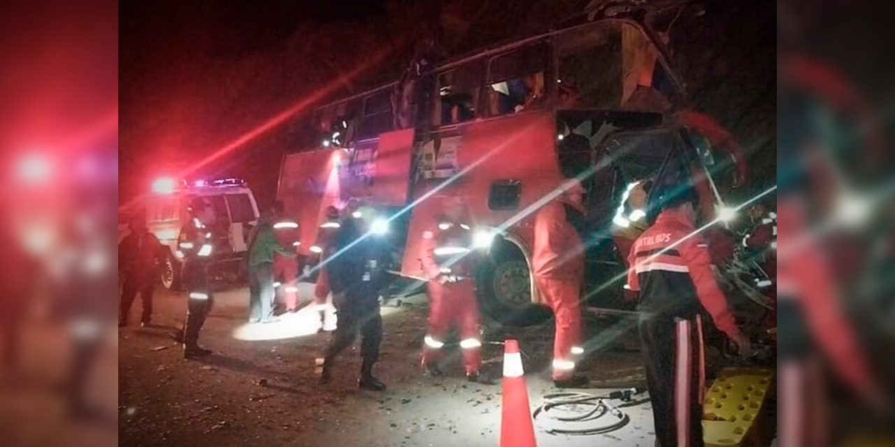 Personal policial y de Bomberos llegó al lugar para evacuar inmediatamente a las personas heridas. Foto: RRSS