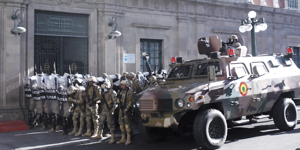 Efectivos militares armados y con un blindado toman la plaza Murillo. | Foto: Archivo RRSS