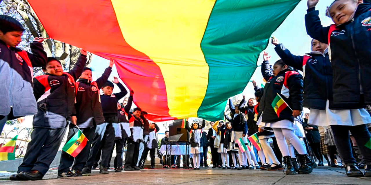 Estudiantes de primaria levantan la tricolor boliviana con orgullo. Foto: Presidencia