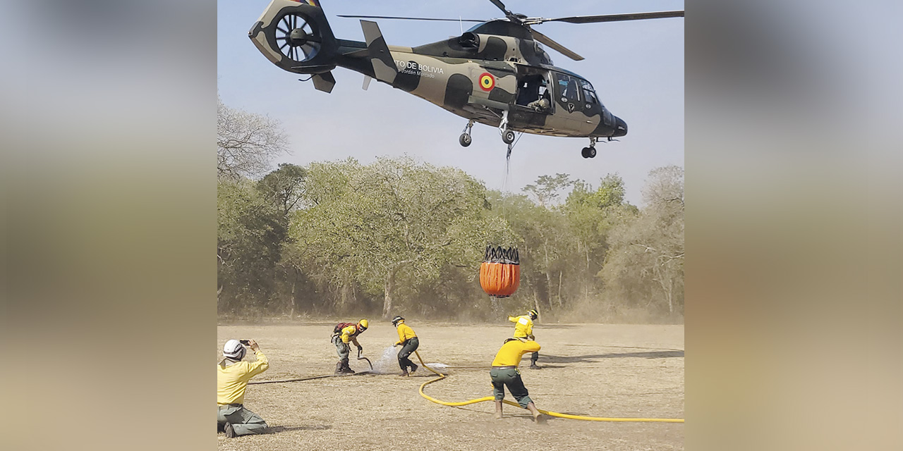 El Gobierno boliviano intensificó las tareas de sofocación de incendios con helicópteros.  | Foto: Ministerio de Defensa