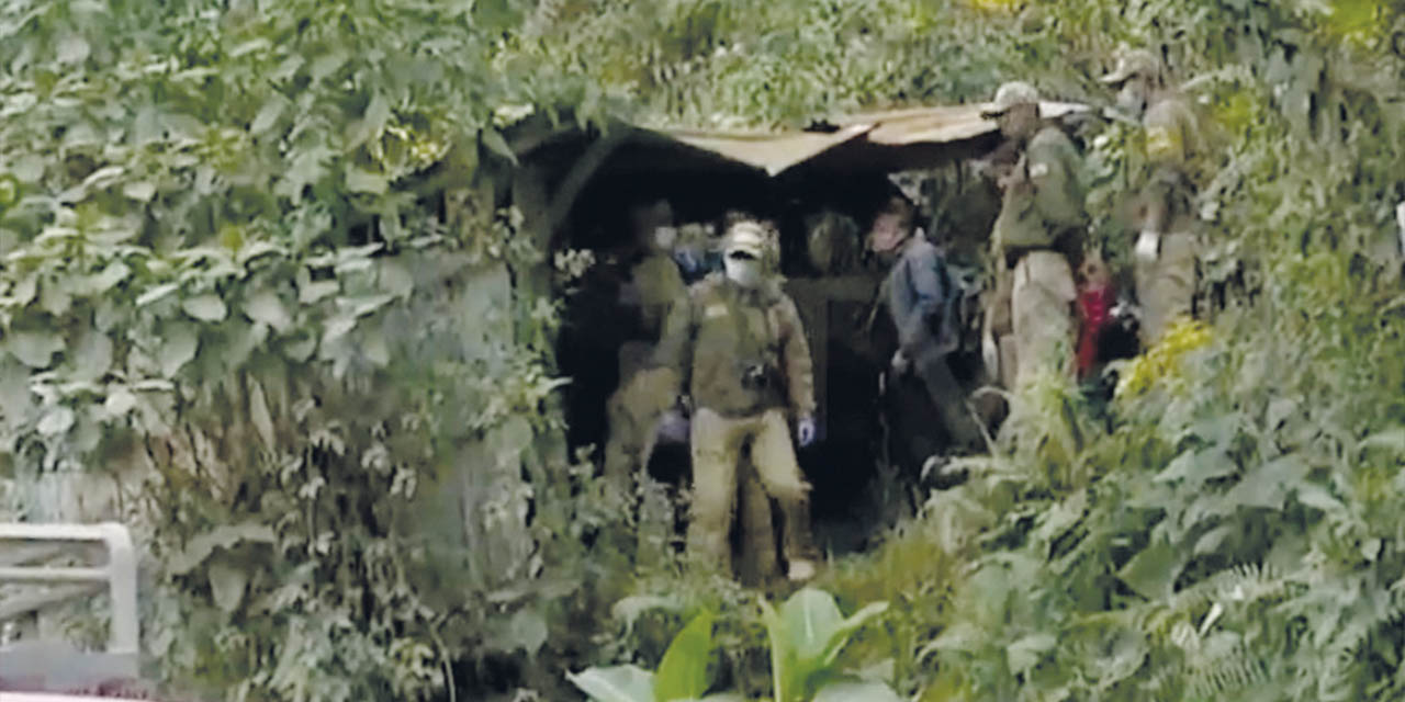 Efectivos policiales en el levantamiento de los cadáveres.  | Foto: BTV