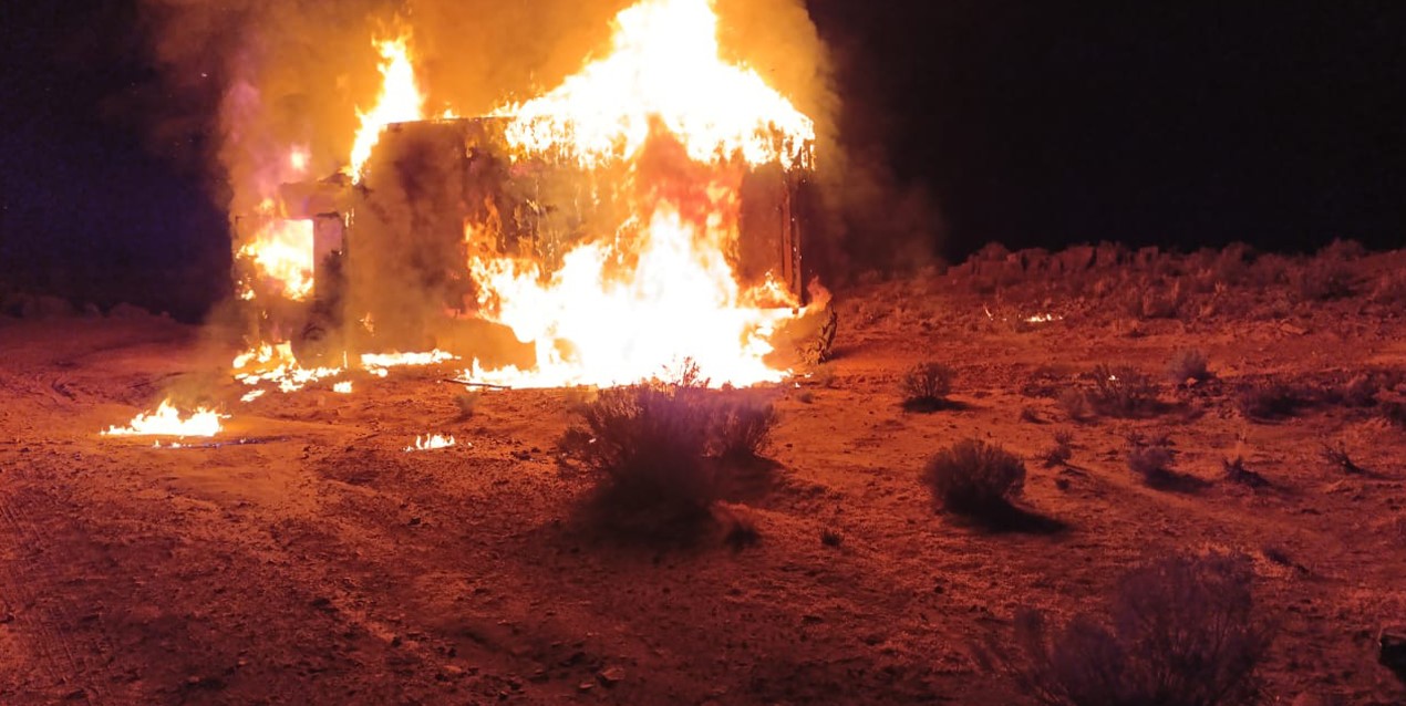 Vehículo con contrabando consumido por el fuego. Foto Min. Defensa