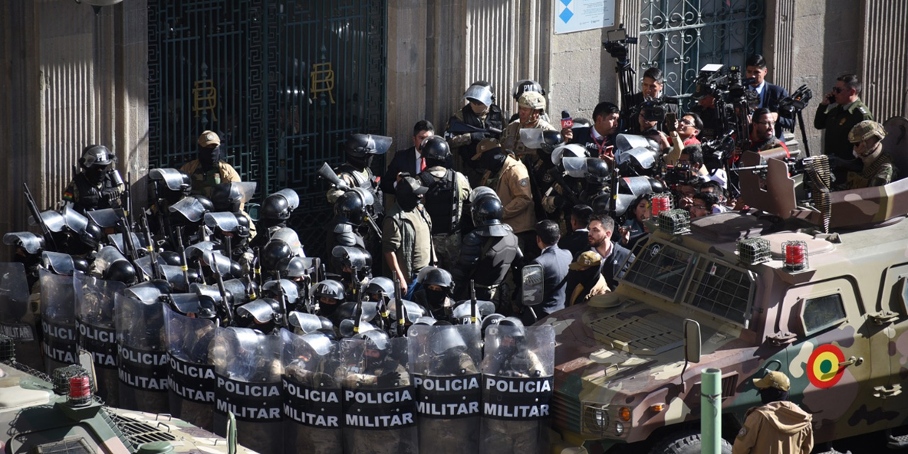 Tropas militares tomaron la plaza Murillo, centro de la sede de gobierno. | Foto: Gustavo Ticona