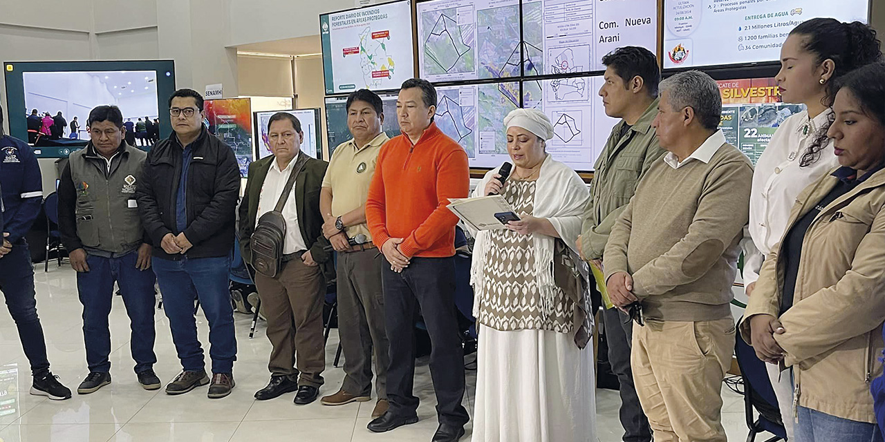 La ministra María Nela Prada, entre otras autoridades, en la inauguración del centro de monitoreo.  | Foto: MMAyA