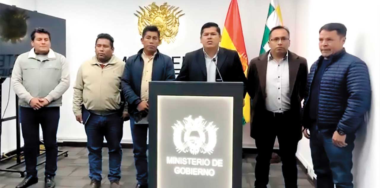 El viceministro de Defensa Social y Sustancias Controladas, Jaime Mamani, junto  a dirigentes de la hoja de coca. Foto: VDSySC