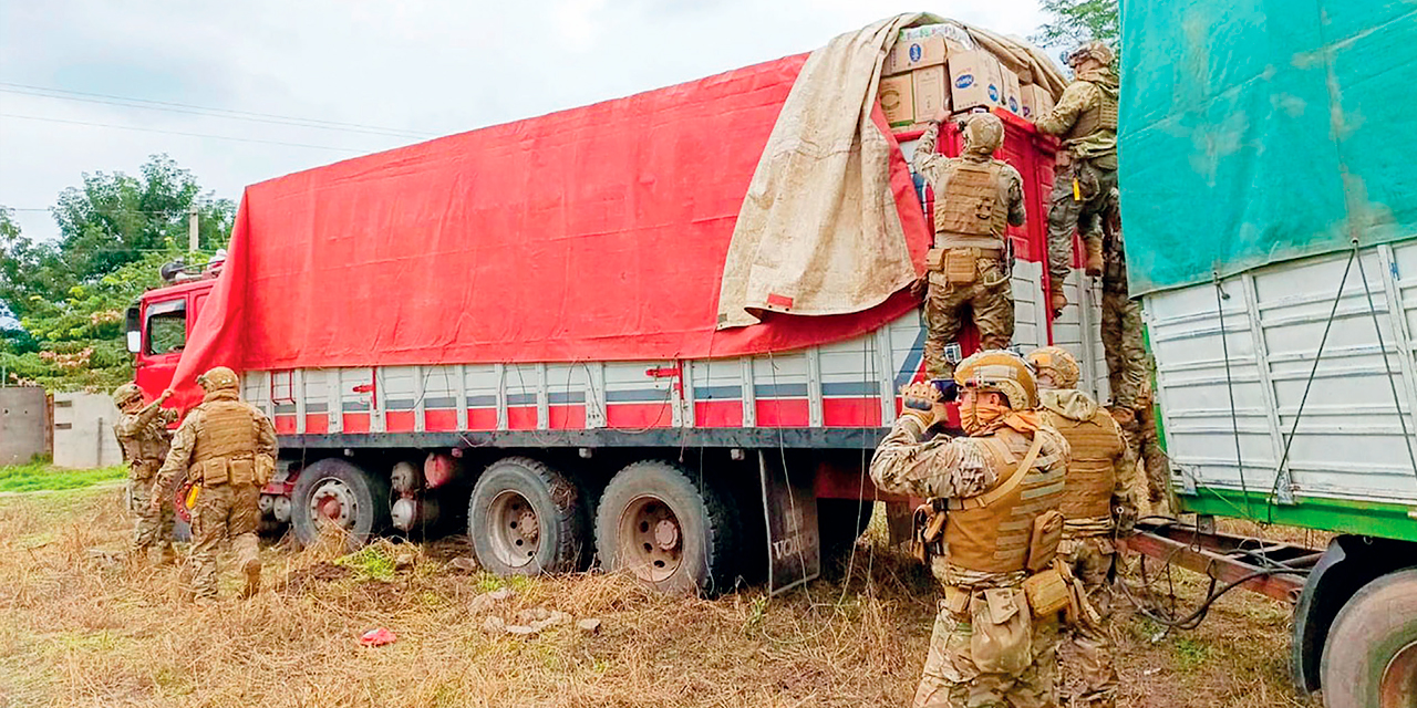 Militares durante un operativo en Bermejo, en el departamento de Tarija. Foto: RRSS