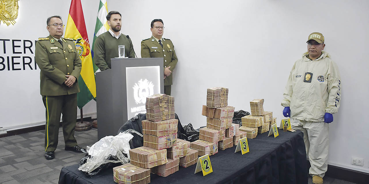 El ministro de Gobierno, Eduardo Del Castillo, exhibe el dinero sustraído por los autores del triple asesinato. | Foto: Ministerio de Gobierno