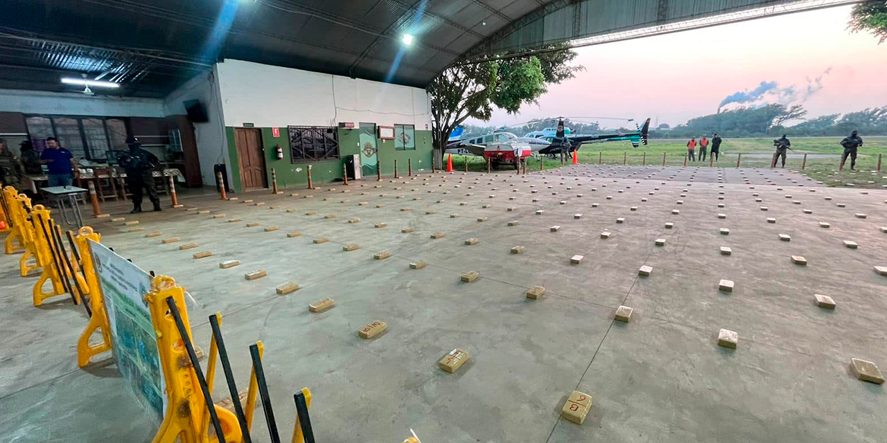 La FELCN exhibe la cocaína secuestrada en la pista clandestina en Santa Rosa. Foto: Jaime Mamani