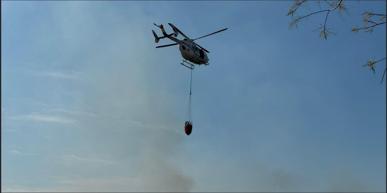 Helicóptero Eco Charlie con descargas de agua. Foto Min. Defensa