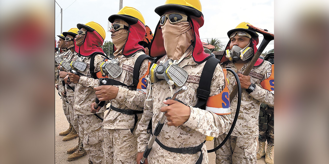 Efectivos militares que forman parte del Comando Conjunto de Respuesta ante Eventos Adversos, durante el acto del 6 de agosto en Trinidad, Beni. | Foto: Ministerio de Defensa