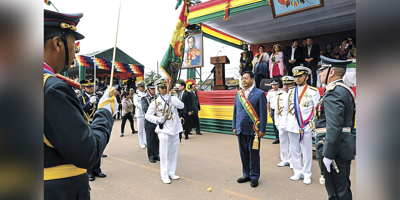 El presidente Luis Arce Catacora durante el acto conmemorativo a los 199 años de las Fuerzas Armadas de Bolivia. | Foto: Comunicación Presidencial