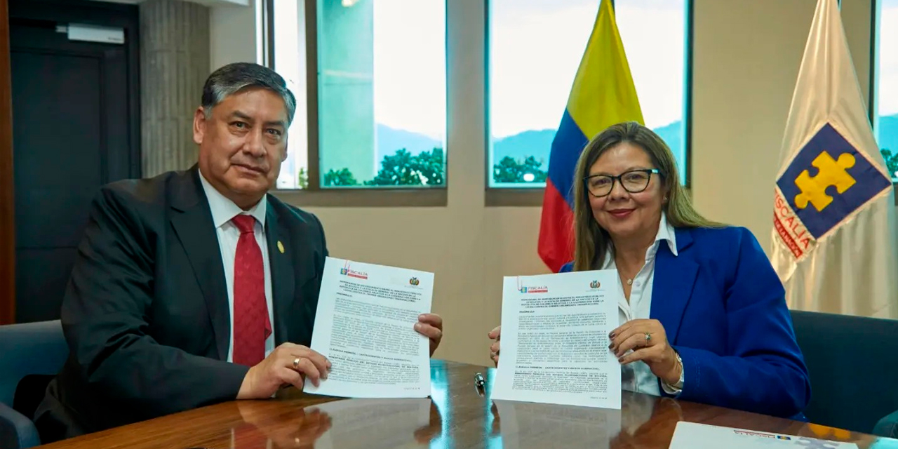 La suscripción del documento luego del encuentro de ambas autoridades en la Fiscalía General de la Nación de la República de Colombia. Foto: FGE