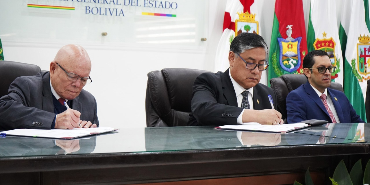 Firma de convenio entre la FGE y el TSE. Foto: FGE