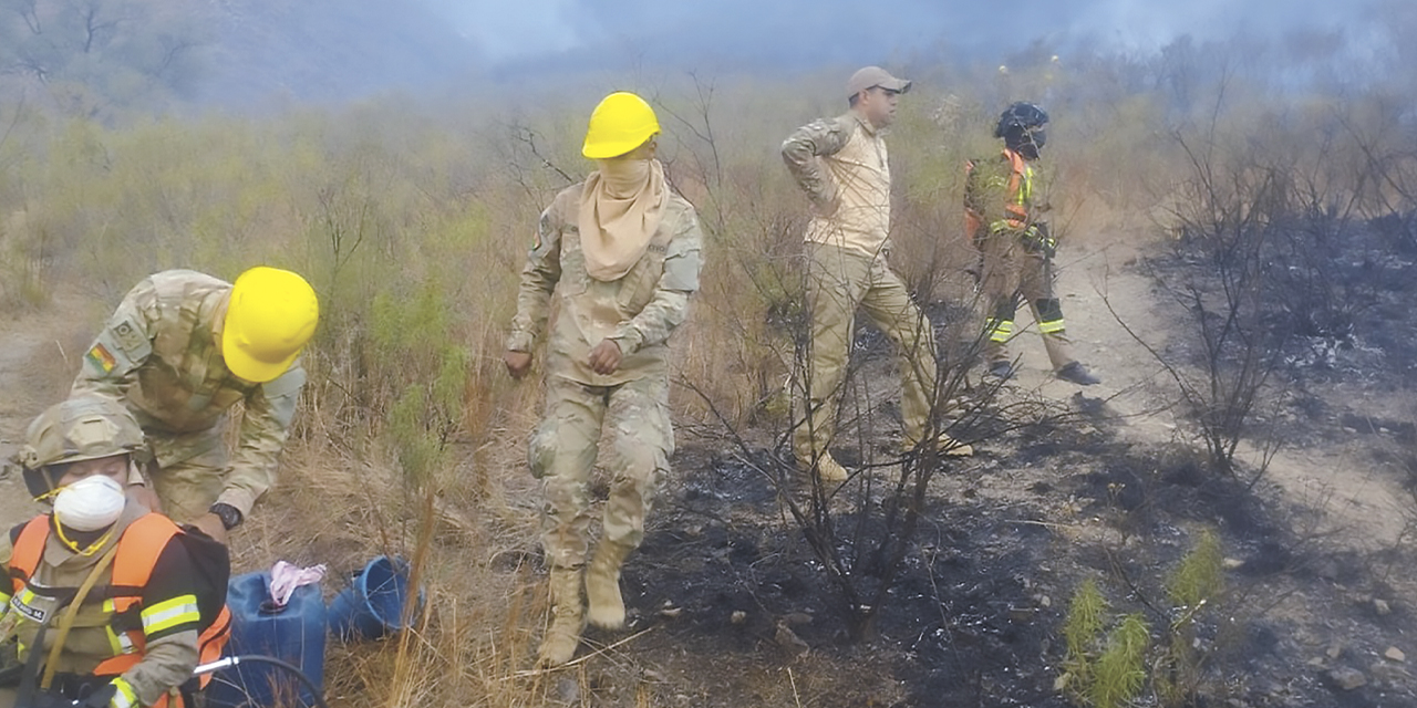 Bomberos forestales luego de sofocar un incendio en Santa Cruz.