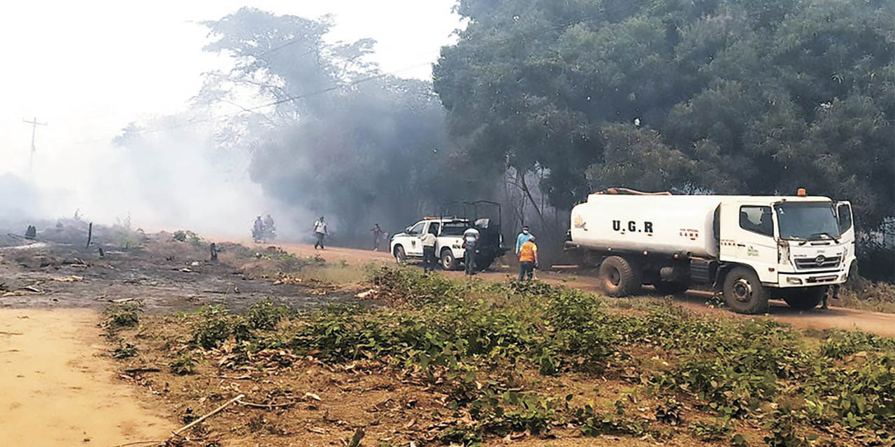 Continúa la sofocación de incendios en Santa Cruz. | Foto: Vice Defensa Civil