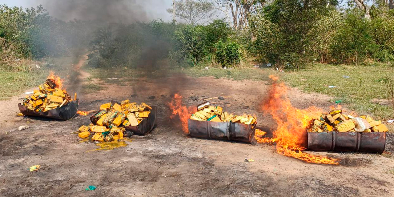 Incineración de pasta base de cocaína secuestrada al narcotráfico. Foto:  Ministerio de Gobierno