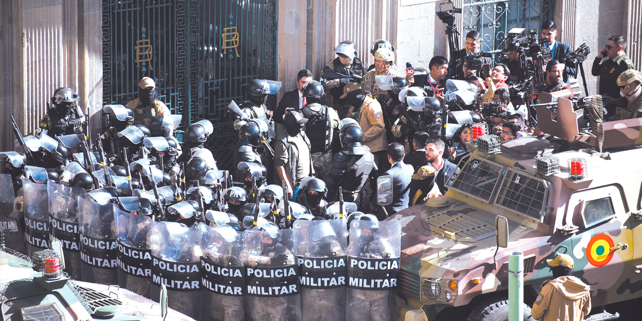 El 26 de junio, tanquetas y militares rodearon la plaza Murillo en el fallido golpe de Estado. Foto: Archivo