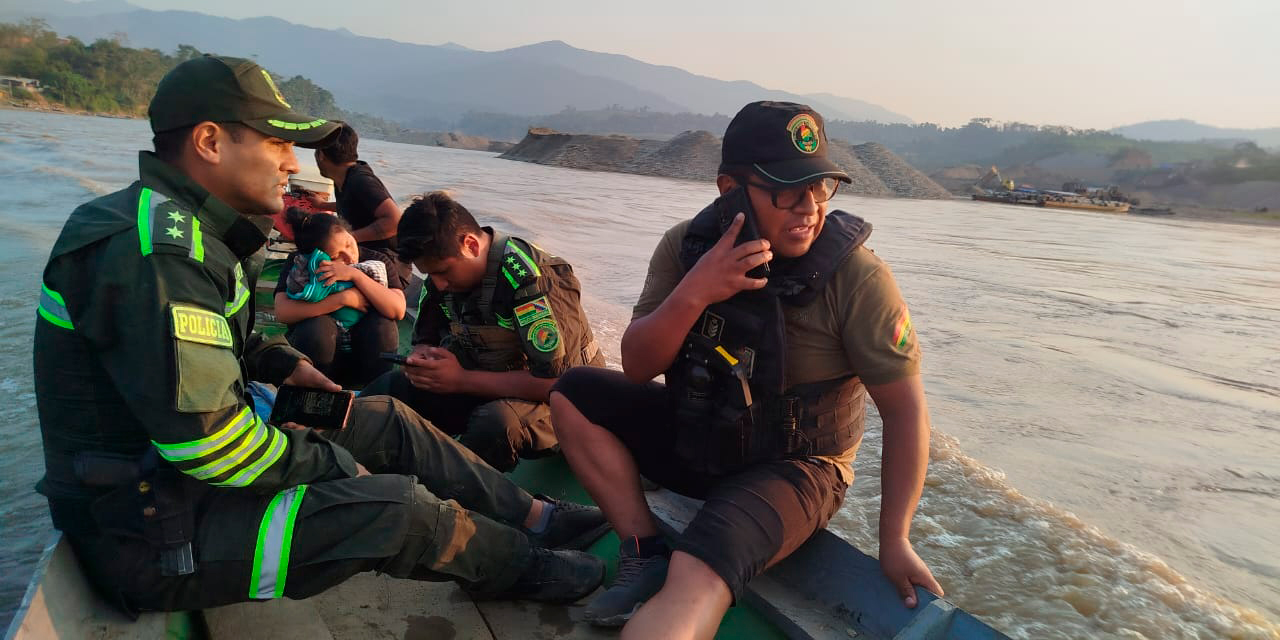 Efectivos policiales se trasladan a levantar el cuerpo. Foto: Limber Hinojosa, prensa Digital Mayaya