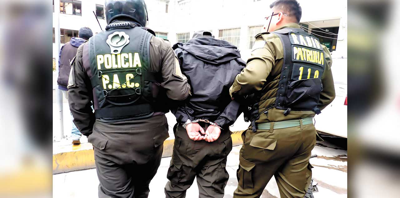 Un efectivo militar es aprehendido y conducido a celdas policiales. Foto: RRSS