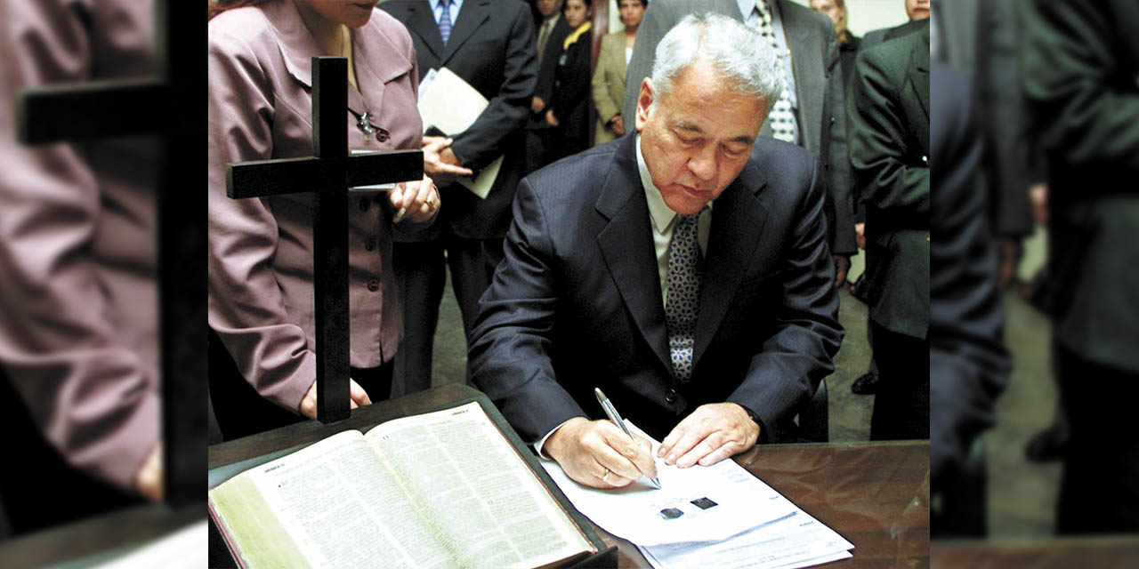 El expresidente Gonzalo Sánchez de Lozada durante la firma de los   petrocontratos.