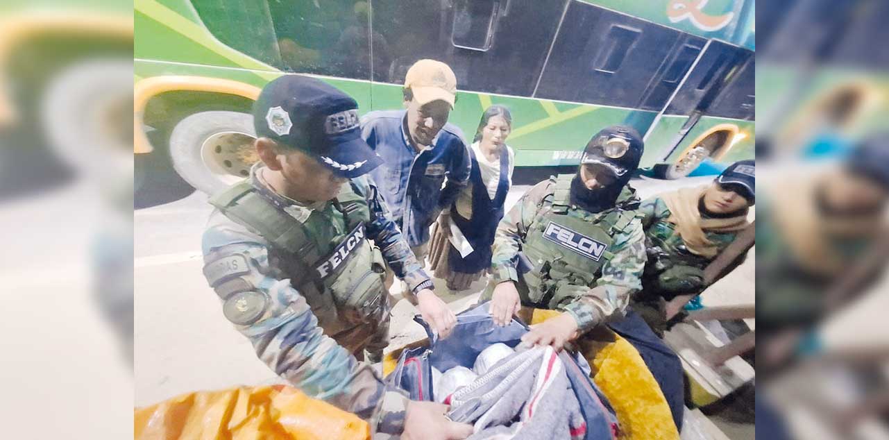 Policías de la FELCN recuperan dos botellones de mercurio que fueron sustraídos. Foto: ABI