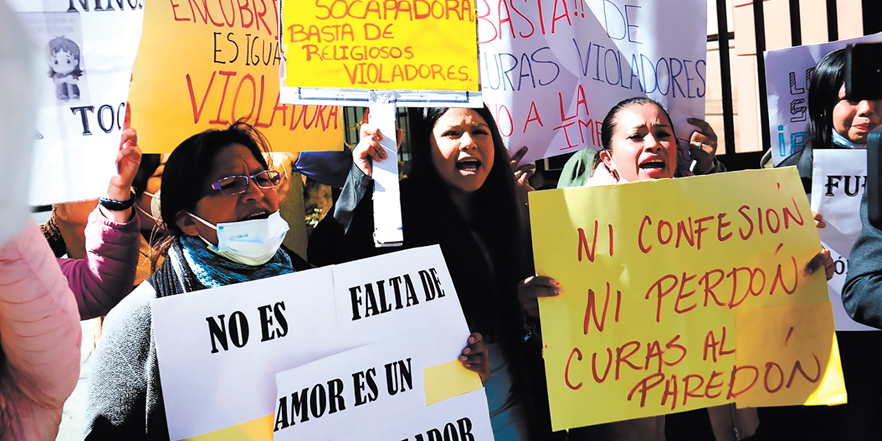 Protesta con pancartas contra jesuitas en el caso de pederastia. Foto: Archivo