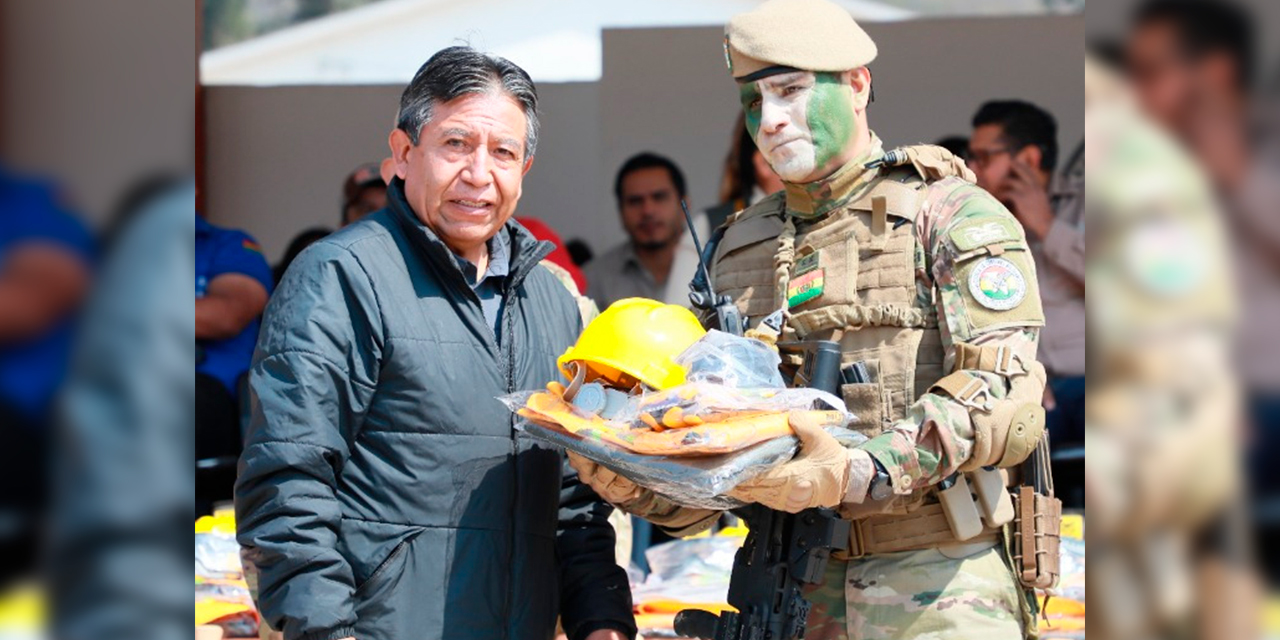 Entrega de equipos a efectivos de la Escuela de Cóndores. Foto: Vicepresidencia