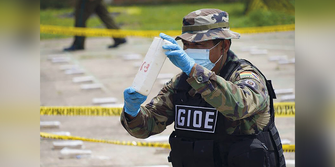 Un efectivo de la FELCN observa un paquete de cocaína. | Foto: ABI