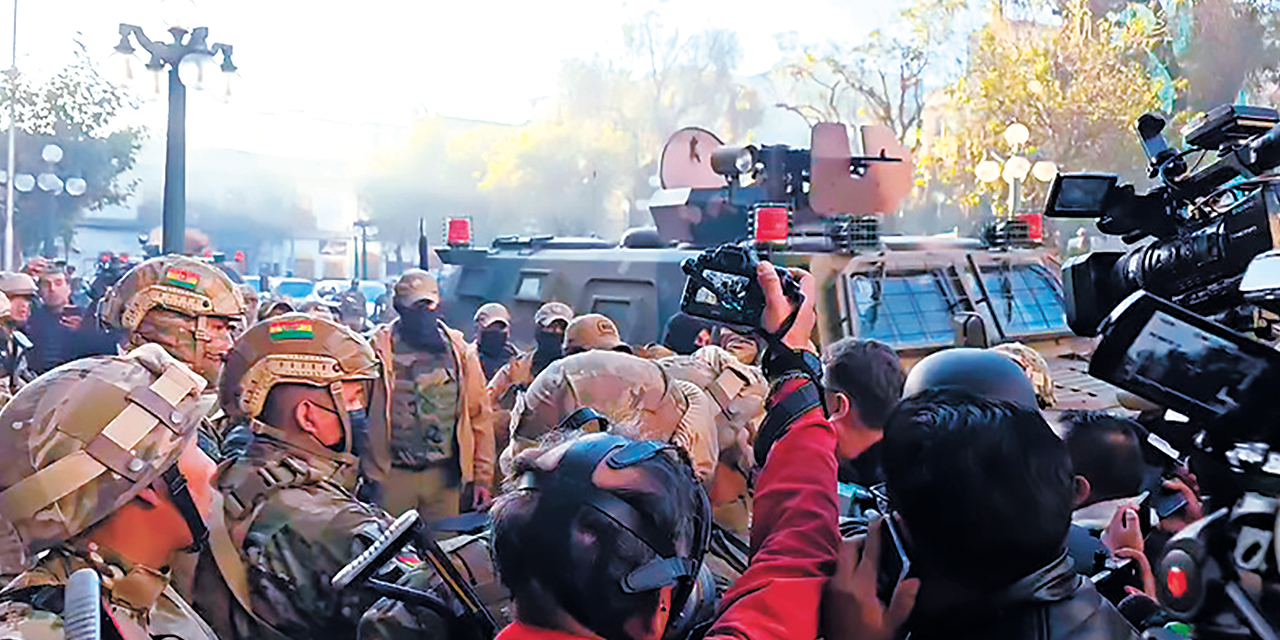 Militares toman la plaza Murillo con tanquetas, el 26 de junio. Foto: Ministerio de Gobierno