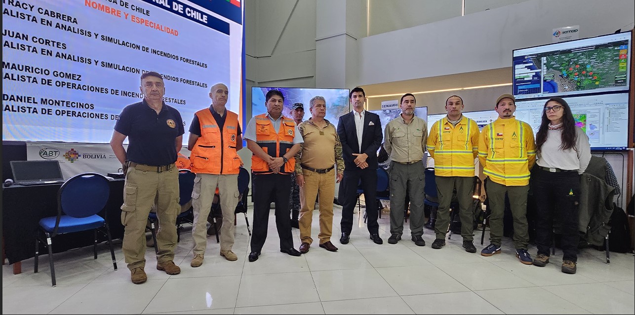 El ministro de Defensa, Edmundo Novillo, con el al grupo de expertos chilenos. Foto Min. Defensa