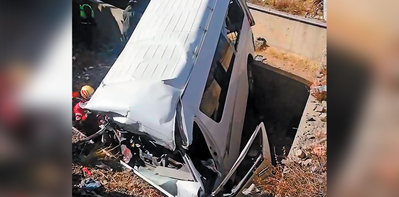 Así quedó el minibús luego del accidente en la carretera Oruro-La Paz. Foto: RRSS