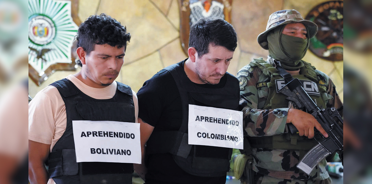 Un boliviano y un colombiano, aprehendidos durante un operativo de la FELCN en el trópico cochabambino, son expuestos ante la prensa. Foto: ABT