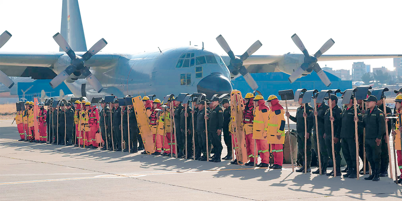 Bomberos de la Policía Boliviana, antes de su viaje desde La Paz hasta Santa Cruz para luchar contra el fuego. Foto: MIN. DEFENSA