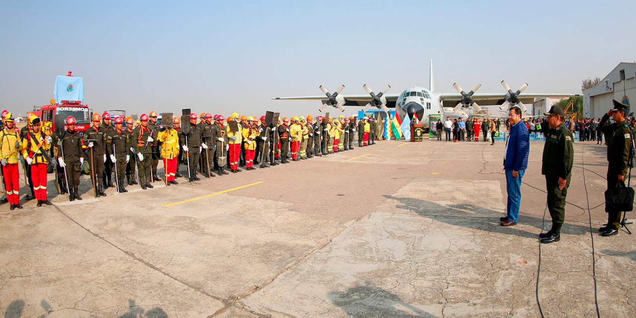 Bomberos de la Policía Boliviana fueron enviados por el presidente Arce, desde Cochabamba hacia el departamento de Santa Cruz. Foto: ABI