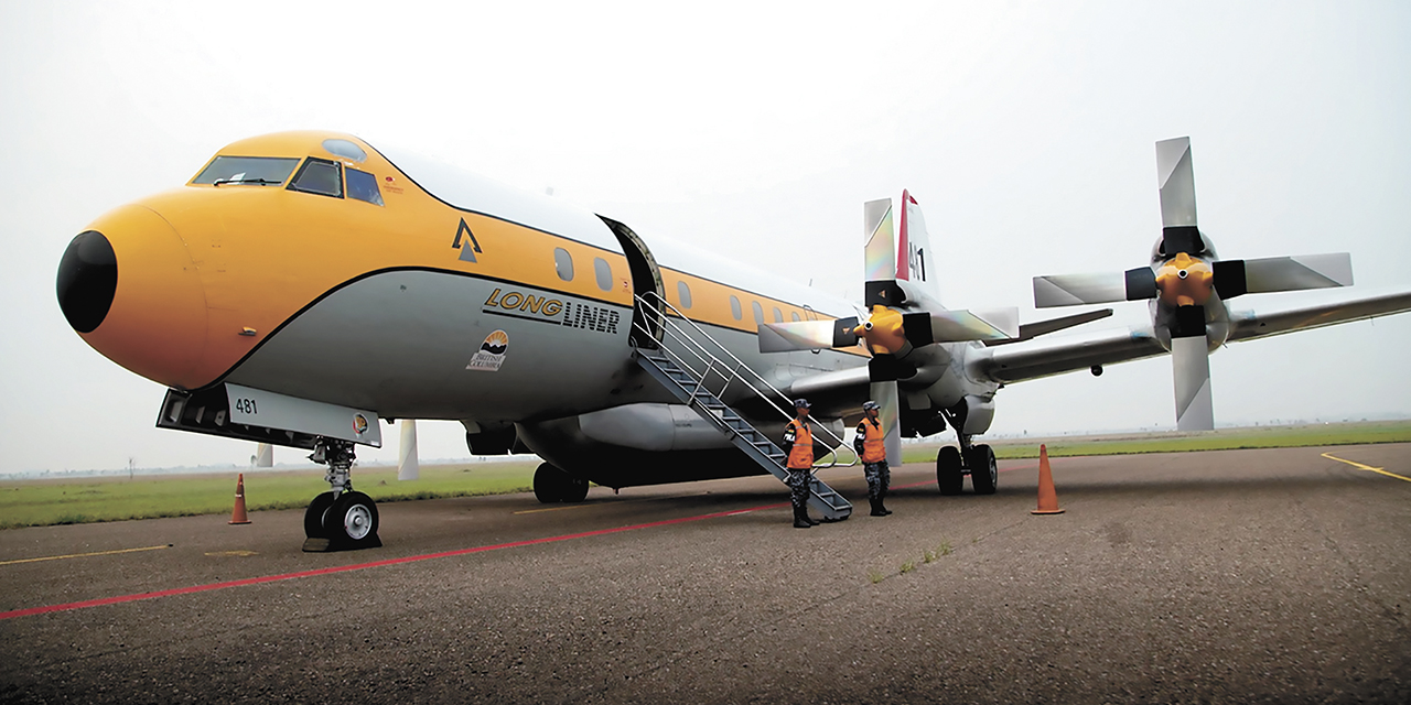 Avión Electra de origen canadiense, con capacidad para descargar hasta 11.300 litros de agua.