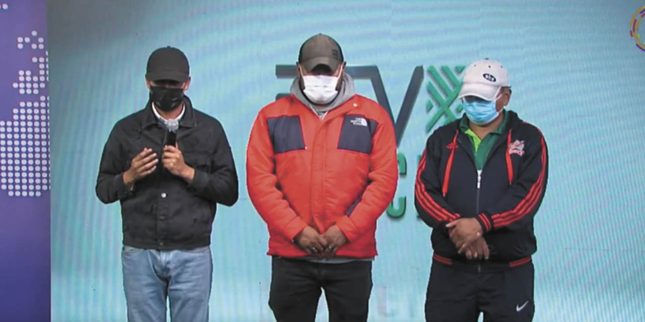 El equipo de prensa de Bolivia TV que fue despojado de sus dispositivos mientras cubría la movilización de la “marcha de la muerte”. | Foto: Captura BTV