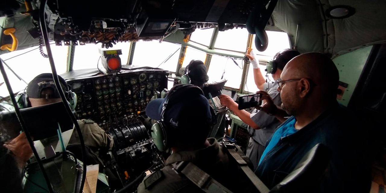 La aeronave Hércules C-130 puede bombardear las nubes con yoduro de plata para provocar lluvias. Foto: Archivo