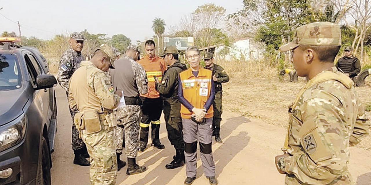 Expertos forestales de Brasil llegaron para ayudar en la lucha contra los incendios, junto a autoridades militares en Santa Cruz. | Foto: Ministerio de Defensa